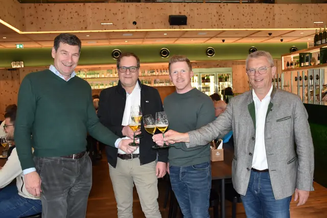 Martin Lechner, Peter Kaufmann, Christian Daum und Robert Pramstrahler verkosteten den Gauder Bock.  | Foto: Haun 