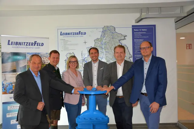 V.l.: Johann Hutter (Aufsichtsratsvorsitzender der LFWV), Bgm. Daniel Kos (Stadtgemeinde Leibnitz und Eigentümervertreter der LFWV), Bgm. Karin Stromberger (Gemeinde Gabersdorf und Eigentümervertreterin der LFWV), Martin Bauer (designierter Geschäftsführer der LFWV), Franz Krainer (Geschäftsführer der LFWV) und Bgm. David Rumpf (Gemeinde St. Georgen/Stiefing und Eigentümervertreter der LFWV) | Foto: ©Leibnitzerfeld WV GmbH