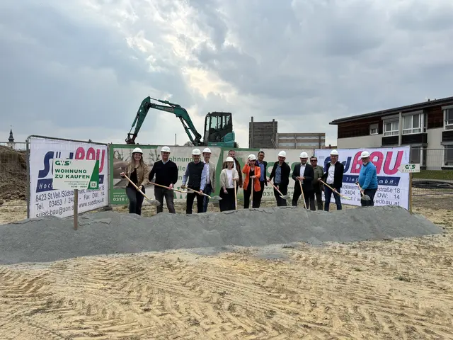 Die Bagger rollen an, der Spatenstich ist erfolgt: Mitten im Ortskern von St. Veit entsteht ein modernes Wohnprojekt mit 13 geförderten Eigentumswohnungen. | Foto: MeinBezirk/Silvia Dresbach