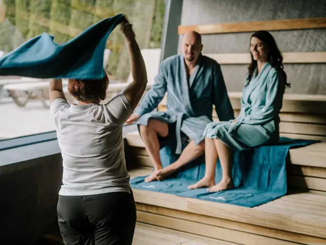 Die Saunameisterin sorgt für den richtigen Durchzug. | Foto: Aqualux Therme