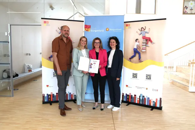 Bildungslandesrätin Daniela Winkler, Daniel Karacsonyi, Projektkoordinator und Christine Schlaffer, SQM für Oberpullendorf bei der Übergabe des Lesegütesiegels an die Sonderschule Oberpullendorf. | Foto: Landesmedienservice Burgenland / Dorothea Müllner-Frühwirth