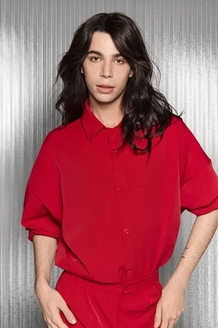 Alexavius nach dem Umstyling: Der Schnauzer musste aber, dafür erhielt er als erster Mann bei GNTM lange Haar-Extensions.  | Foto: ProSieben/Max Montgomery