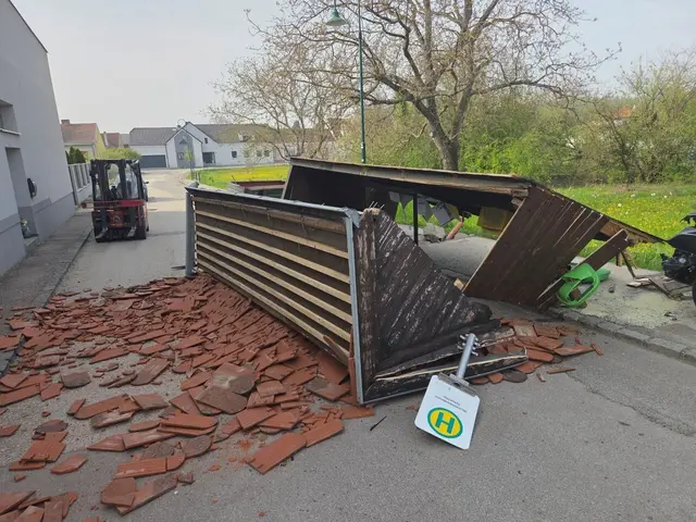 Durch die Wucht des Aufpralls wurde ein Fahrzeug gegen ein Bushaltestellenhäuschen geschleudert. | Foto: FF Wullersdorf