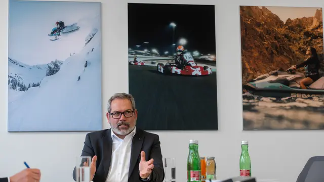 Geschäftsführer Mario Gebetshuber zu Partnerschaften von BRP-Rotax mit Fronius, Greiner und FACC: "Da gibt es viel Miteinander, und das hilft, das eigene Know-how noch zu stärken. Das könnte man noch weiter ausbauen, weil wir vom Produkt her in Oberösterreich keine Konkurrenz haben." | Foto: MeinBezirk/Thomas Siegl