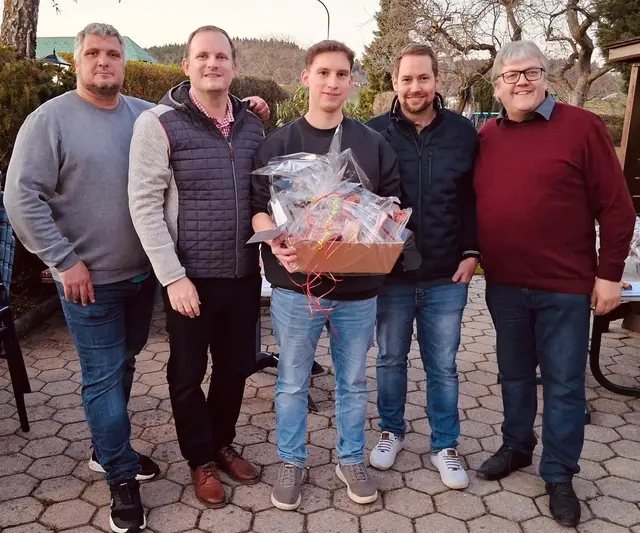 GR. Karner Roland, LAbg. Punz Richard, Sieger Sommer David, GR. Stangl Raphael, GGR, Mitmasser Manfred | Foto: FPÖ