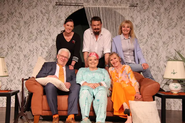 Hofer Theaterspieler: Gerhard Schilcher, Romana Oberascher, Monika Lugner (vorne), Birgit Höpflinger, Martin Oberascher, Gaby Schall (hinten).