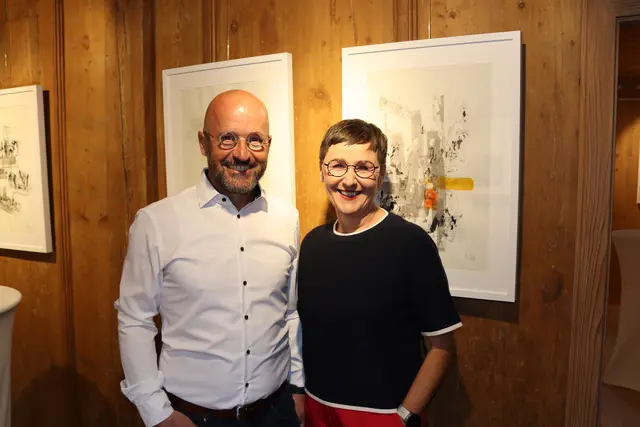 Der ausstellende Künstler Thomas Greuter mit seiner Frau Bettina.  | Foto: Elisabeth Zangerl
