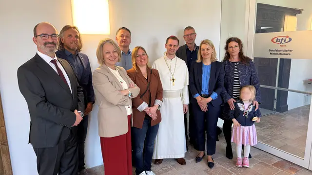 BFI Tirol Geschäftsführer Othmar Tamerl, Guido Leitner, 
AK Kammerrat, AMS Tirol Geschäftsführerin Sabine Platzer�Werlberger, Norbert Gschnitzer, Leiter Berufskundlicher Mittelschul�kurs, Nora Loidl, Abteilungsleiterin BFI Tirol, Abt Leopold, Stift Wilten, 
Dietmar Weiss, Abteilungsleiter AMS Tirol, Elisabeth Mayr, Bildungs�stadträtin und Sára Bereczki, ehemalige Teilnehmerin mit Tochte | Foto: BFI Tirol