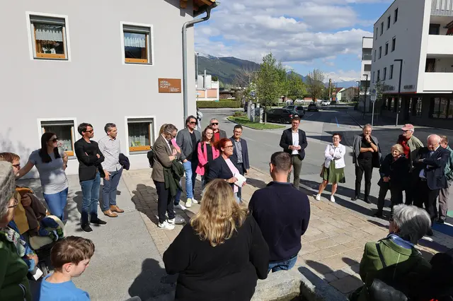 Gemeinsame Begehung der neuen Plätze mit VertreterInnen aus Politik, der Kultur und Angehörigen der Namensgeber. | Foto: MG Telfs/Hackl