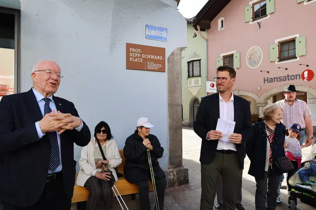 Ansprache von Herwig van Staa bei der feierlichen Begehung im Zentrum von Telfs bzw. dem Sepp-Schwarz-Platz. | Foto: MG Telfs/Hackl