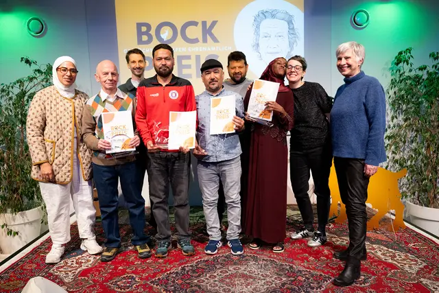 v.l.n.r.: Jurymitglied Asma Aiad, Oleg Cherednychenko, Moderator Clemens Maria Schreiner, Ibrahim Rasool, Aziz Mohammadi, Kid Pex (Petar Rosandić, SOS Balkanroute), Hamdi Abdullahi Hassan, sowie die Nominierenden Constanze Vorauer (Diakonie) und Yasmin Randall (you-are-welcome) | Foto: Christoph Liebentritt