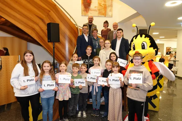 Nicht nur die erstplatzierten der jeweiligen Klassen freuten sich über die Auszeichnung ihrer Kunstwerke. | Foto: MeinBezirk/Michael Blinzer