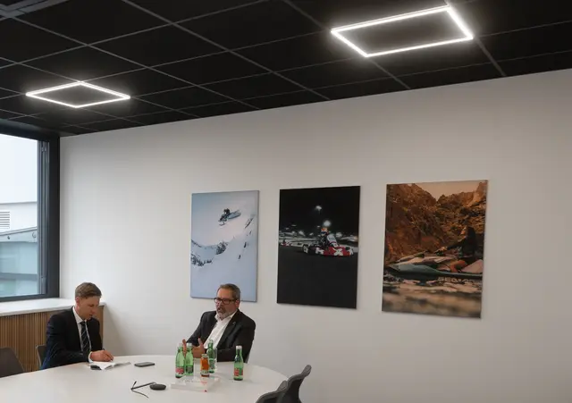 BRP-Rotax General Manager Mario Gebetshuber im Gespräch mit MeinBezirk Oberösterreich-Chefredakteur Thomas Winkler: "Wir haben die volle E-Kompetenzund und sind bereit, sobald der Markt entsprechend nachzieht " | Foto: MeinBezirk/Thomas Siegl