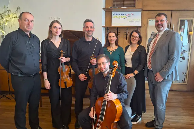 Michael Koch (Cembalo), Juliane Oberegger (Barockvioline), Bernhard Tauer (Barockvioline), Szczepan Dembinski (Barockcello), Ing. Claudia Kasecker (T.B. Seidl), Gemeinderätin Daniela O`Sullivan und Bürgermeister Ing. Franz Holzer | Foto: Stadtgemeinde Gföhl