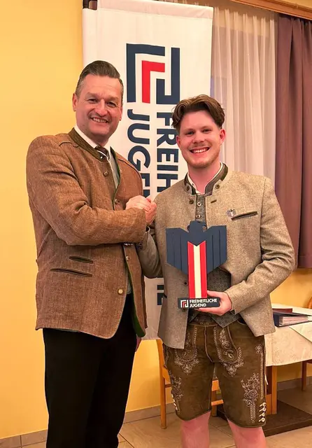 FPÖ-Bezirksparteiobmann LAbg. Michael Gruber mit dem neu gewählten Bezirksjugendobmann Marco Waser. | Foto: Freiheitliche Jugend Kirchdorf