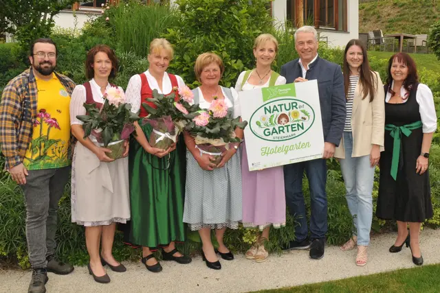 Natur im Hotelgarten - die ovale Plakette mit dem Ingel-Logo gibt es auch für Hotels