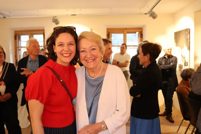 Die Enkelin von Egmont Maier, Johanna Schmidt, mit der Schwester von Egmont Maier: Brigitte Greuter.  | Foto: Elisabeth Zangerl