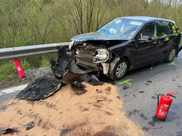 Schwerer Unfall zwischen zwei Fahrzeugen, zwei Personen wurden verletzt. | Foto: FF Krems