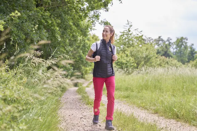 „Tut gut!“- Markenbotschafterin Kati Bellowitsch lädt am 26.4. ganz Niederösterreich zum Wandern ein. | Foto: charakter.photos | Philipp Monihart