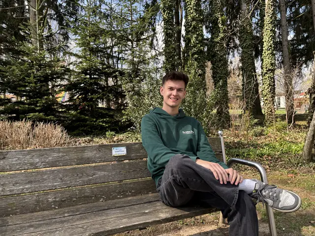 19 Jahre alt, Prozesstechniker, Matura, angehender Student und Autor: Oliver Ertl aus Bad Waltersdorf hat in kurzer Zeit viel erlebt. Mitte September wird sein zweites Buch erscheinen. | Foto: Margot Jeitler