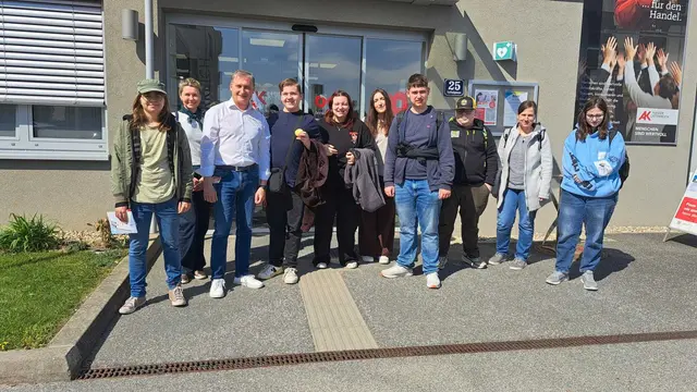 Über 20 junge Menschen aus der Lehrlingsstiftung Eggenburg besuchten die Arbeiterkammer Horn. | Foto: Markus Kahrer