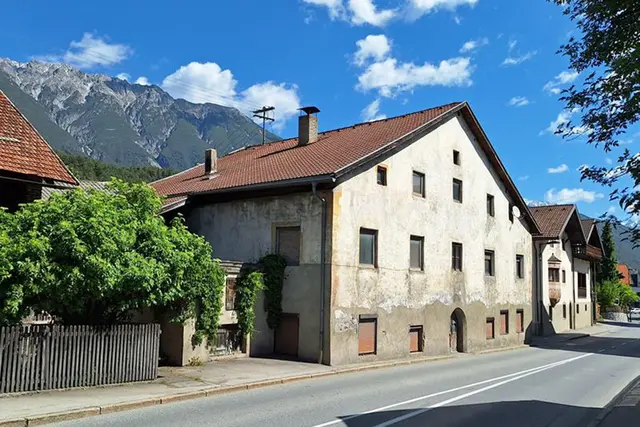 An der Engstelle im Ortszentrum von Tarrenz wird ein Haus abgerissen und ein Gehsteig errichtet, sodass FußgängerInnen die Stelle sicher passieren können. | Foto: Land Tirol