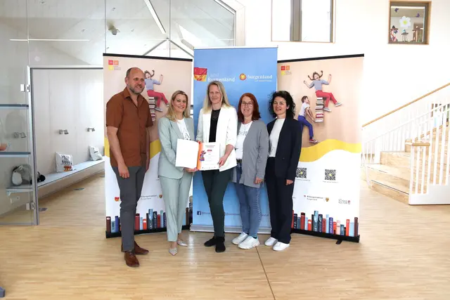 Bildungslandesrätin Daniela Winkler, Daniel Karacsonyi, Projektkoordinator und Christine Schlaffer, SQM für Oberpullendorf bei der Übergabe des Lesegütesiegels an die VS Olbendorf. | Foto: Landesmedienservice Burgenland / Dorothea Müllner-Frühwirth