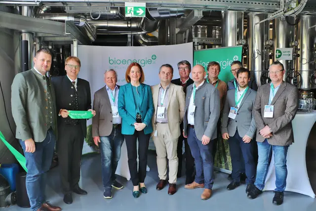 Matthias Pokorn (li), Jakob Edler, Norbert Wenzel, Simone Schmiedtbauer, Eduard Schirgi, Bernhard Karrer, Christian Lackner und beteiligte Professionisten.  | Foto: Edith Ertl