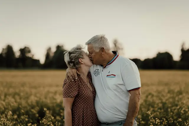 Je älter man wird, desto lieber erinnert man sich an seine erste Liebe zurück – das geht aus einer von Parship in Auftrag gegebenen Studie hervor.  | Foto: Isak Pettersson/Unsplash