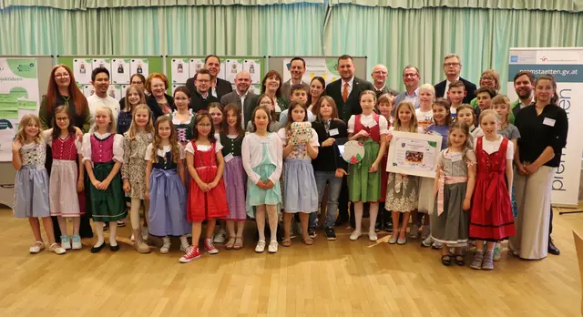 Kinderbürgermeister, Kindergemeinderäte und ihre großen Vorbilder aus der Gemeindestube Premstätten sowie Ehrengäste feierten die Angelobung der Acht- bis Zwölfjährigen. | Foto: Edith Ertl