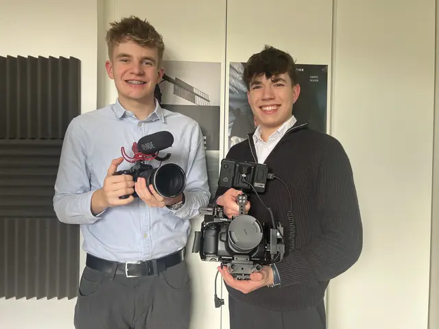 Maximilian Hübner (16) aus Retz und Simon Wickenhauser (17) aus Oberrußbach stehen bereits hinter der Kamera wie Profis. | Foto: Labra Media