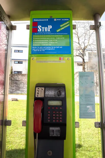 Das Gewaltpräventionsprojekt "StoP - Stattteile ohne Partnergewalt" wächst: Aigen &amp; Parsch startet mit Ausstellung und einer auffällig gestalteten Telefonzelle | Foto: Stadt Salzburg/Rocio Escabosa