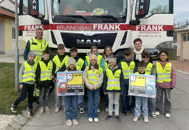 Volksschüler in St. Andrä entdecken Lkw-Gefahren und Transportwirtschaft