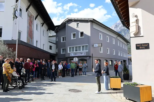TeilnehmerInnen der Begehung lauschen gespannt den Ausführungen von Christine Gamper, der Leiterin der Kulturabteilung. | Foto: MG Telfs/Hackl