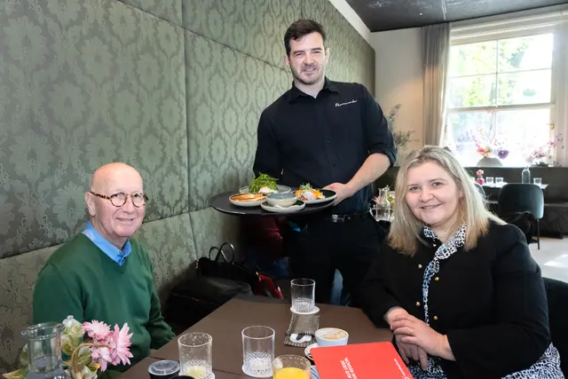 Business-Frühstück im Café Promenade: Rudolf Hajek (l.) und Martina Maros-Goller wurden von Nemanja "Mani" Milosavljević bestens bewirtet. | Foto: Konstantinov