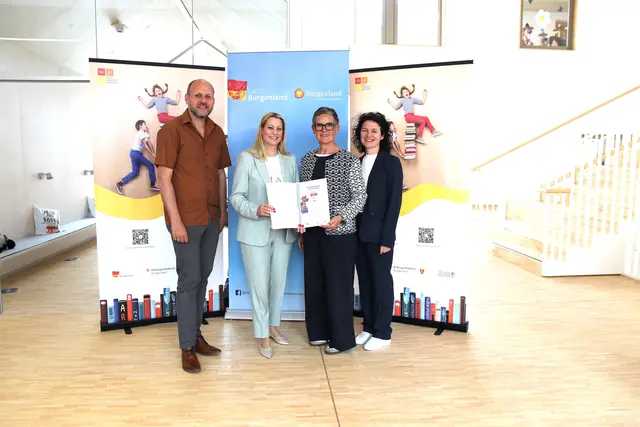 Bildungslandesrätin Daniela Winkler, Daniel Karacsonyi, Projektkoordinator und Christine Schlaffer, SQM für Oberpullendorf bei der Übergabe des Lesegütesiegels an die VS Oberwart. | Foto: Landesmedienservice Burgenland / Dorothea Müllner-Frühwirth