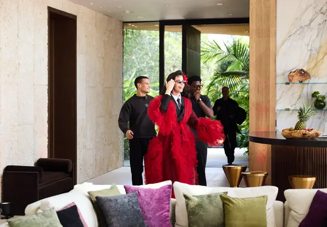 Einzug in die Villa: Der Grazer Alexavius (Mitte) ist weiterhin im Rennen bei Germany's Next Topmodel.  | Foto: ProSieben/Max Montgomery