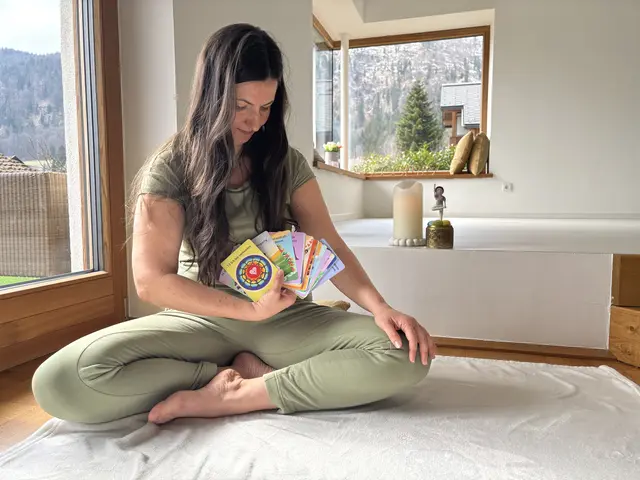 Karin Heitzenberger brachte ein Karten-Set mit Affirmationen heraus. Affirmationen sind positive Botschaften, die tief in einem selbst wirken sollen. Etwa: "Ich bin genug, so wie ich bin". | Foto: Sabrina Moriggl