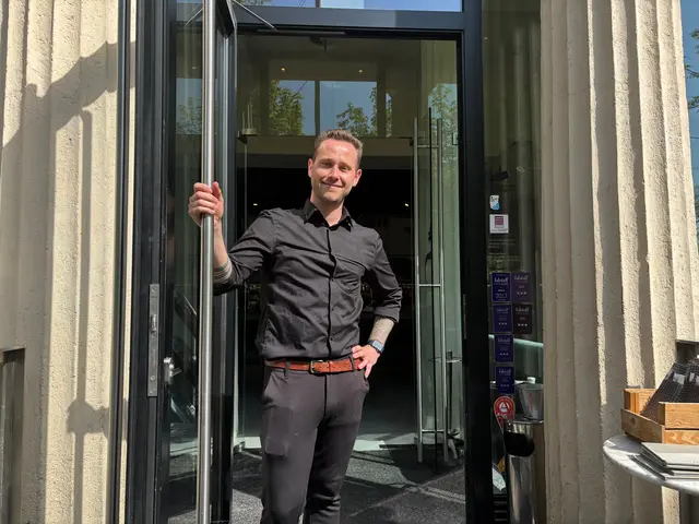 Hereinspaziert: Pascal Eferl bittet wieder ins Café Promenade. | Foto: MeinBezirk/Martina Maros-Goller