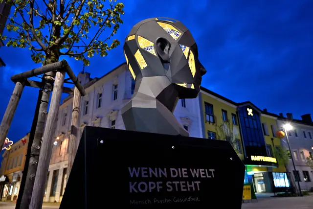 Der Kunst-Kopf in Amstetten mit lichtstarker Signalwirkung für die Landesausstellung "Wenn die Welt kopf steht". | Foto: Hans-Peter Kriener