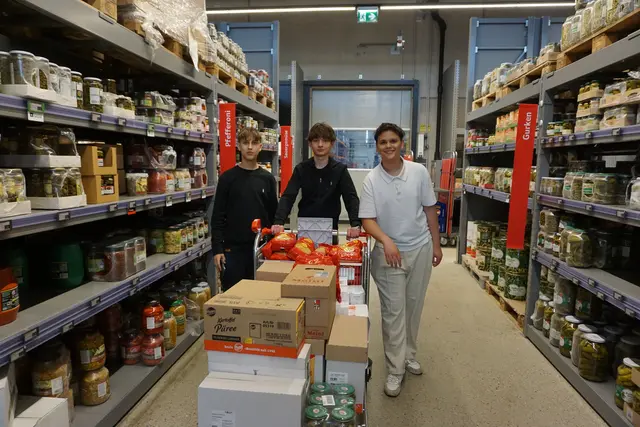 Benni Bachmann, Luca Weingartner und Arien Kick beim Einkaufen im Transgourmet (von li nach rechts)
