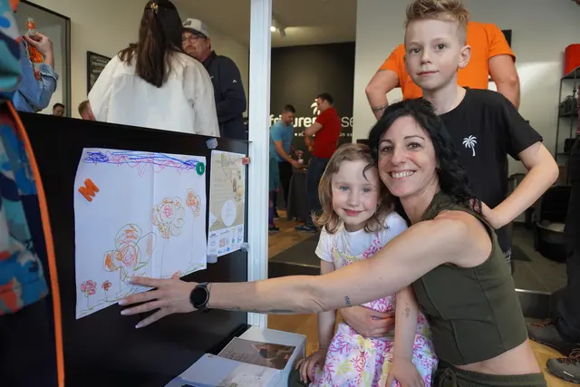 Zur Eröffnung gab es ein tolles Glückwunschgeschenk: Ein Kunstwerk für den Salon. | Foto: AMG