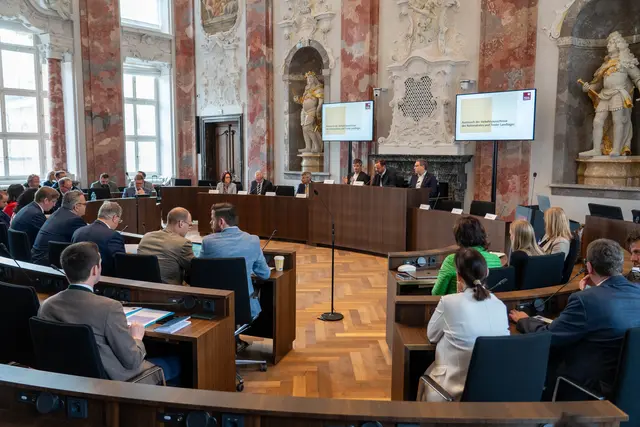 Das Treffen der Verkehrsausschüsse von Bund und Land wurde im Sitzungssaal fortgesetzt. | Foto: Tiroler Landtag/Oswald