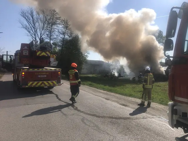 Auch nach der Brandlöschung waren noch Umweltschutzmaßnahmen der Feuerwehr notwendig. | Foto: Berufsfeuerwehr Graz