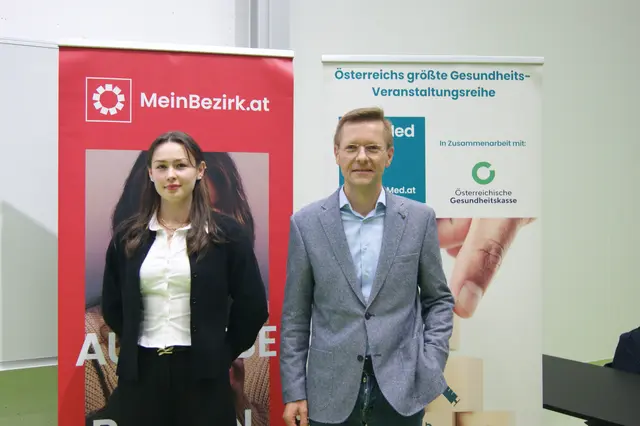 Vortragender Dietmar Enko mit Moderatorin Elsa Fauland.  | Foto: meinbezirk.at / C. Pendl