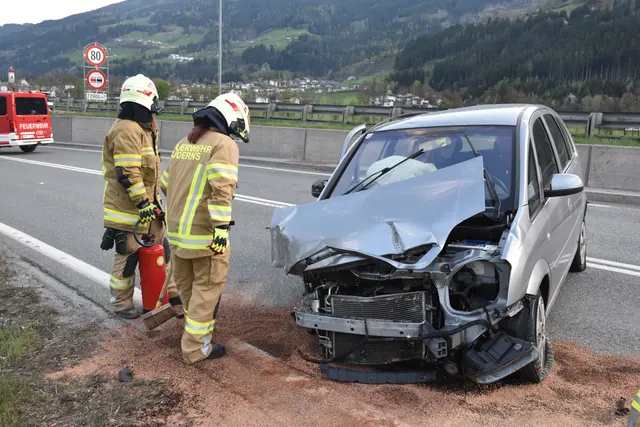 Beim Verkehrsunfall in Ried im Zillertal kam ein Pkw von der Fahrbahn ab und wurde schwer beschädigt. Der Lenker wurde verletzt ins Krankenhaus eingeliefert. | Foto: zoom.tirol