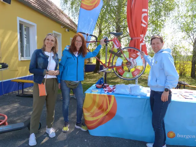 Die Damen versammelten sich bei der Bahnhofbäckerei in Lackenbach und präsentierten den Besucherinnen und Besuchern die große Auswahl an Goodies, die es zu gewinnen gab.  | Foto: Vanessa Wittmann