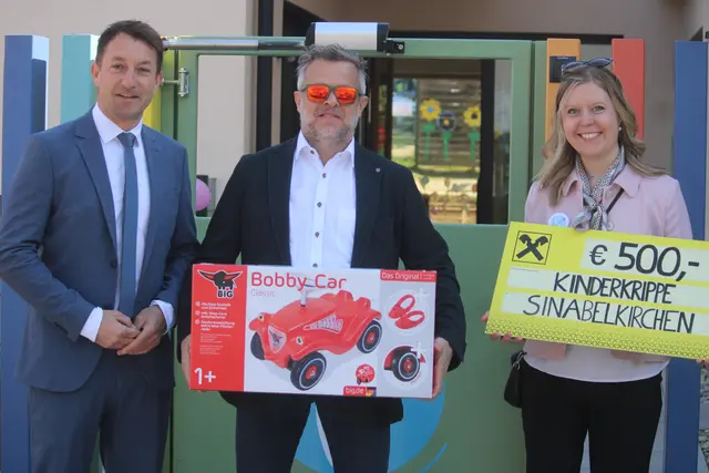 Auch die Raiffeisenbank stellte sich mit einem Eröffnungsgeschenk ein. Im Bild Sinabelkirchen's Bürgermeister Emanuel Pfeifer, Hagen Huber (Raika) und Kinderkrippenleiterin Carina Thomaser (v.l.) | Foto: Josef Hofmüller