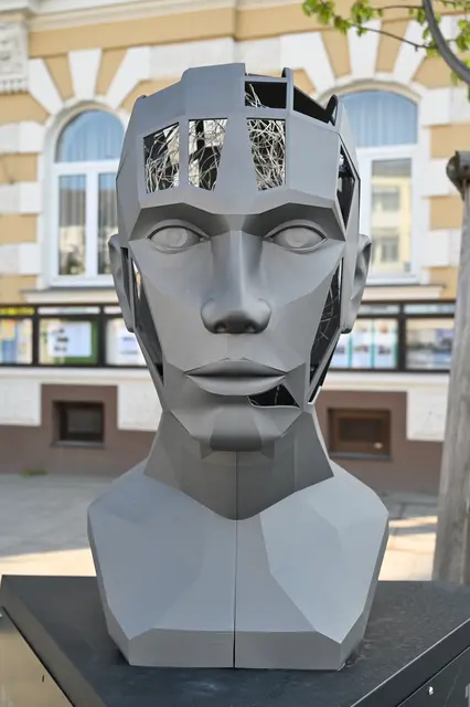 Bis auf die bewusst gesetzten Aushöhlungen ist der Kopf aus dem 3D-Drucker komplett symmetrisch. | Foto: Hans-Peter Kriener
