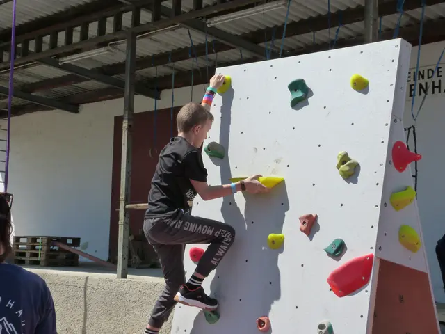 Mit vollem Einsatz: Ein junger Teilnehmer meistert konzentriert eines der anspruchsvollen Hindernisse. | Foto: Vanessa Wittmann